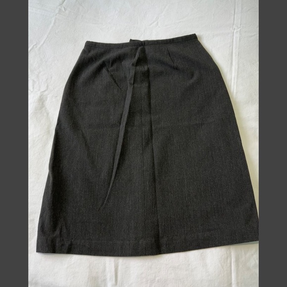 *SOLD* GAP size 2 pencil skirt, grey. EUC! Stretchy. Smoke free home - Picture 4 of 6